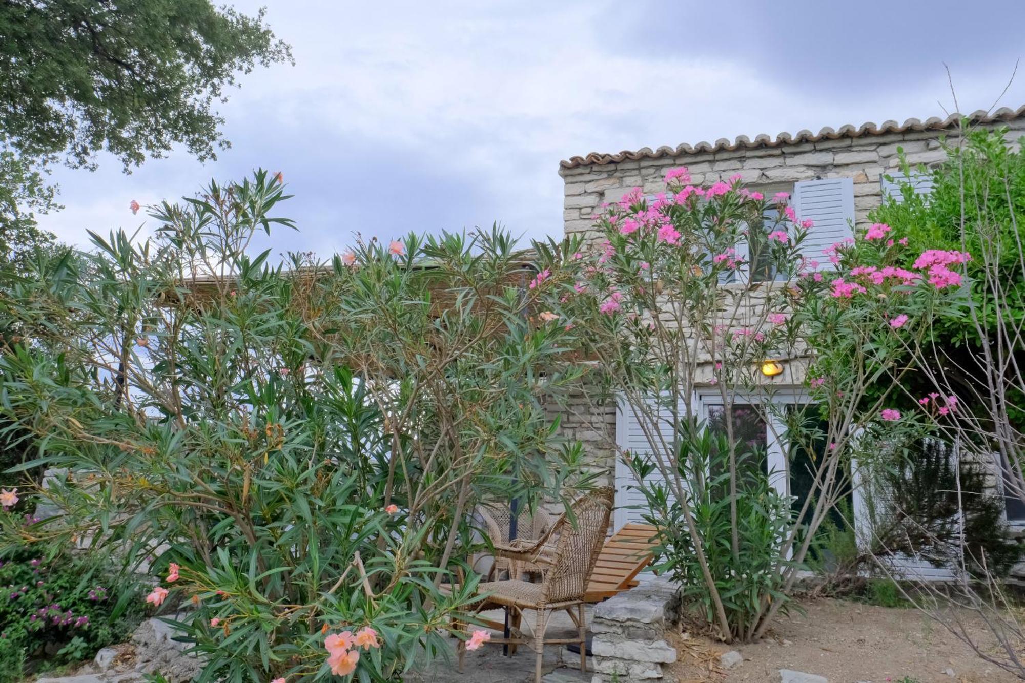 Les Villas De Qeparo Bagian luar foto